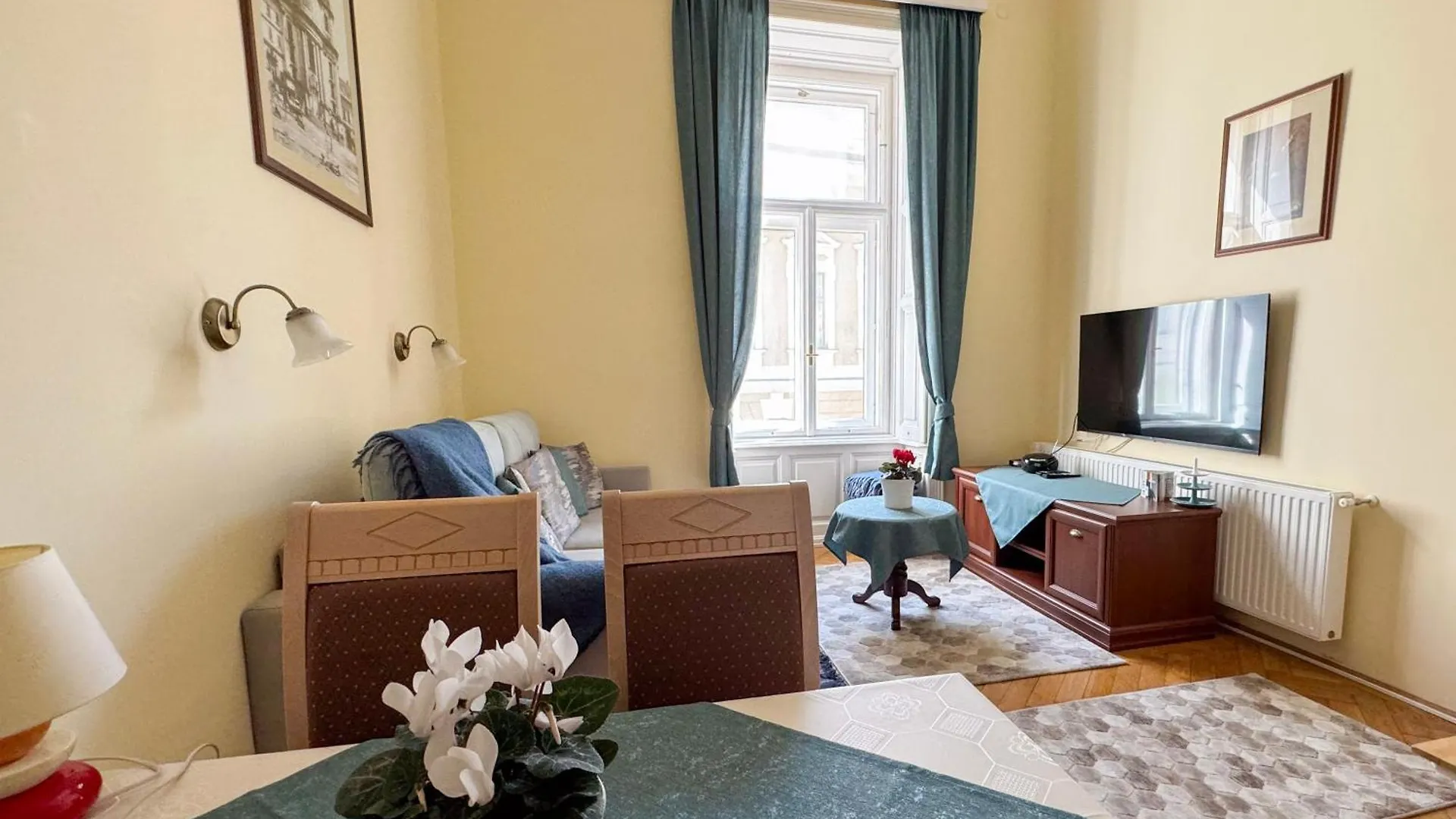 Centrum Vendeghaz Apartment Eger